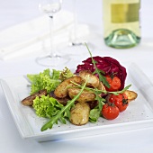 Salad with oven-baked potatoes