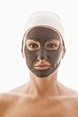 Frau mit Heilerde-Gesichtsmaske
