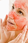 Frau mit roter Gesichtsmaske