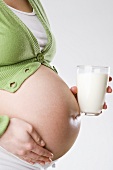 Schwangere Frau mit einem Glas Milch
