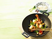 Garnelen und Gemüse im Wok gebraten mit Reis