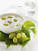 Almond and pear soup with green grapes