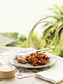 Baked Beans auf einem Brot mit Würstchen