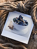 Mussels in aquavit and onion broth (Scandinavia)