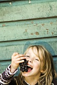 Kleines Mädchen isst Weintrauben