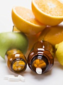 Tabletten und frische Früchte