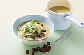 Kohlrabi-Linsen-Suppe mit Pumpernickelcroutons