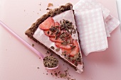 Quark tart with chocolate crust and strawberries