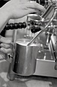 Milch aufschäumen an einer Espressomaschine