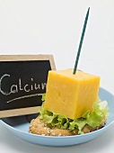 Käsespiesschen und Tafel mit Schrift Calcium