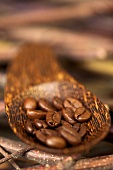 Kaffeebohnen auf Holzlöffel