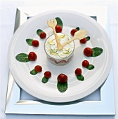 Buttermilchschaum mit marinierten Erdbeeren
