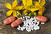 Johanniskraut: Globuli und Tabletten