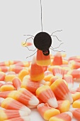 Candy Corn mit Spinnendeko für Halloween