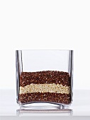 Rote und weiße Quinoa in einem Glasbecher