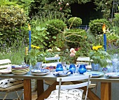 Gedeckter Tisch mit Früchten und Sonnenblumen im Freien