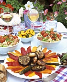 Gedeckter Tisch mit Vorspeise und Salat im Freien