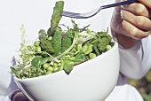 Gemischter grüner Salat mit Spargel und Erbsen