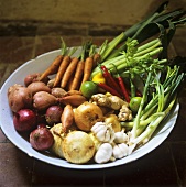 Eine Schüssel mit Gemüse, Zitrusfrüchten und Gewürzen