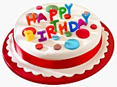 Geburtstagstorte, verziert mit Happy-Birthday-Kerzen