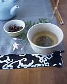 Teeschale mit Chai-Tee, dahinter Sternanis