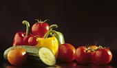 Stillleben mit Tomaten, Paprikaschoten und Gurke