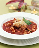 Minestrone mit Knoblauch-Croûtons