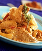 Hähnchen-Gulasch mit Kartoffelpüree
