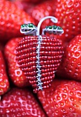 Deko-Erdbeere auf frischen Erdbeeren