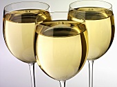 Weißwein in drei Gläsern