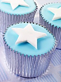 Cupcakes mit blauer Glasur und Sternchen