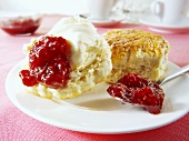 Scones (Teegebäck, England) mit Marmelade und Clotted Cream