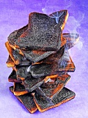 Ein Stapel verbrannter Toastscheiben