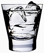 Gin Tonic im Glas mit Eiswürfeln