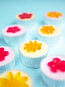 Cupcakes mit Zuckerguss und Gelee-Blüten