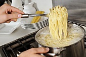 Spaghetti aus dem Kochwasser heben