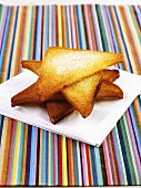 Vier gebratene Toastscheiben auf Küchenkrepp