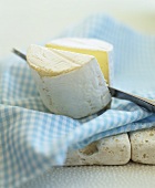 Halbierter Käse auf einem Tuch mit Messer