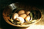 Frische Eier in einer Schale