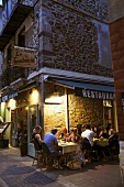 Abends vor einem Restaurant in Frankreich