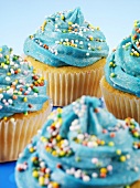Blaue Cupcakes mit bunten Zuckerperlen