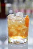 Ein Glas Wodka Orange mit Eiswürfeln