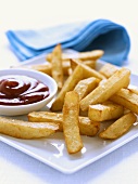 Pommes frites mit Ketchup