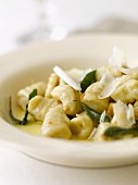 Gnocchi mit Salbei und Parmesan