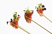 Thunfisch-Sushi mit frischen Kräutern