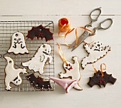 Halloween biscuits, ribbon for hanging, scissors