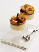 Samolina pudding with spicy plums