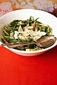 Rocket salad with artichokes and parmesan cheese