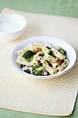 Pasta with chicken, broccoli and dried tomatoes