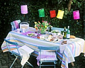 Gedeckter Tisch für ein Gartenfest